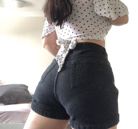 Tayla Cooper adult model img