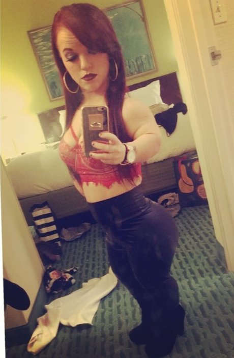 Leftcheek hot model photo