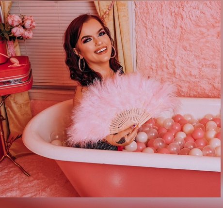 Leftcheek model erotic pic