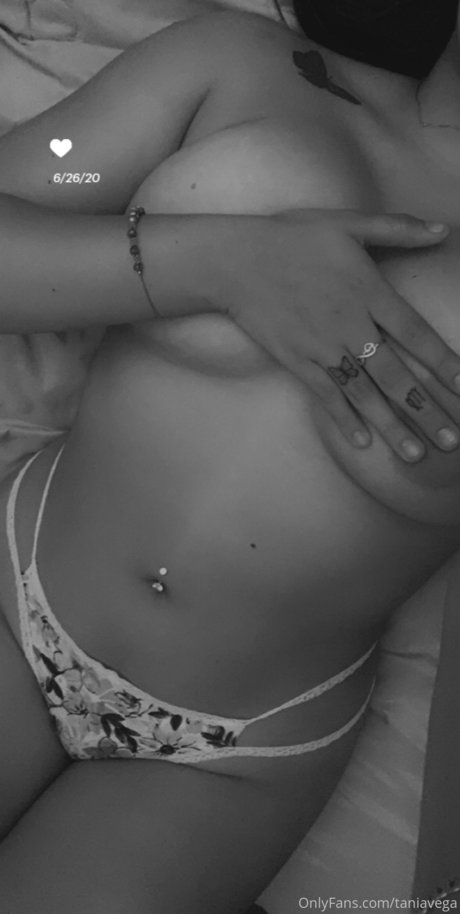 _TaniaVega nude model images