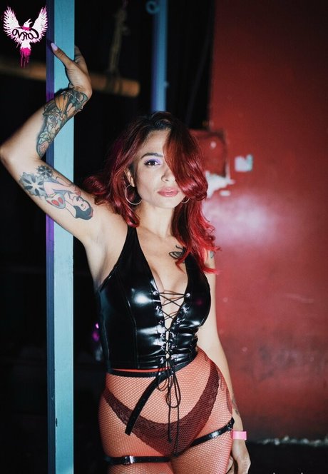 Queen Red model sexy pictures