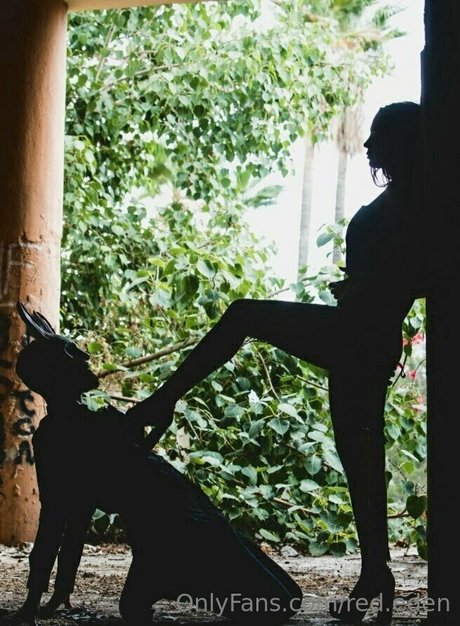 Queen Red model top photos