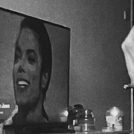 Queen Red model hot picture