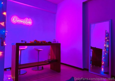 Queen Red adult model pic