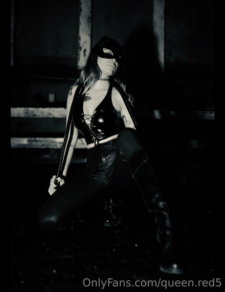 Queen Red model beautiful picture