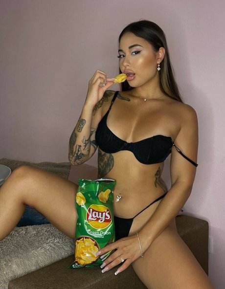 Bonnie Humps exclusive star archive