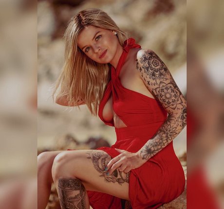 Frau Box erotic model photo