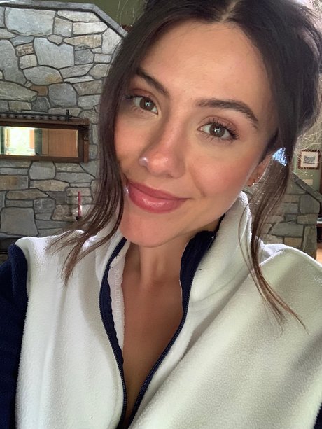 Adriana Mae model picture