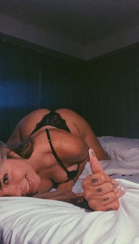 Agathacrr nude model photo