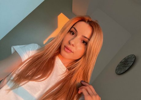 Bee elina Profile pic