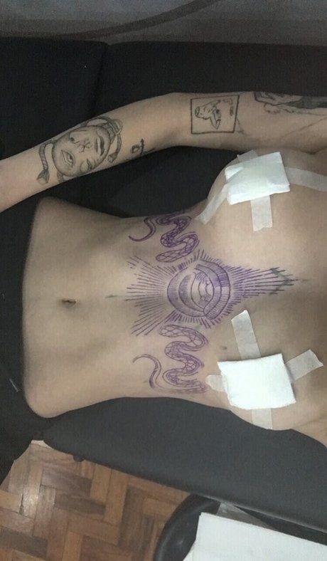 Trizpac nudes model image