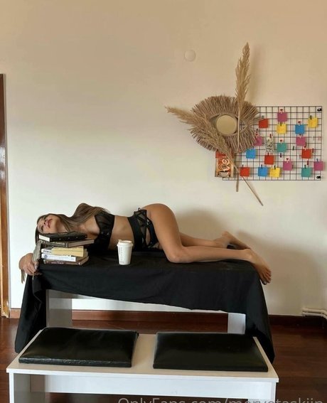 Merve Takn model art archive