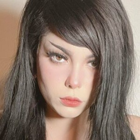 Nekogvrl naked model image