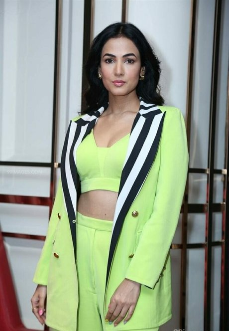 Sonal Chauhan nice model pictures