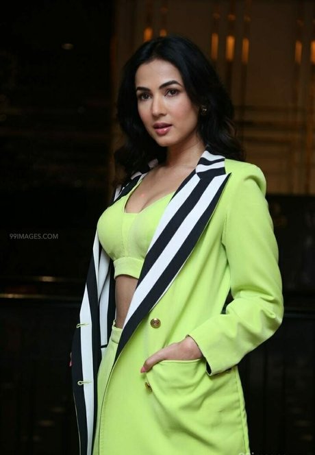 Sonal Chauhan star hd image