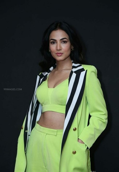 Sonal Chauhan pornstar free pics