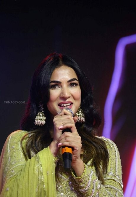 Sonal Chauhan star pretty photos