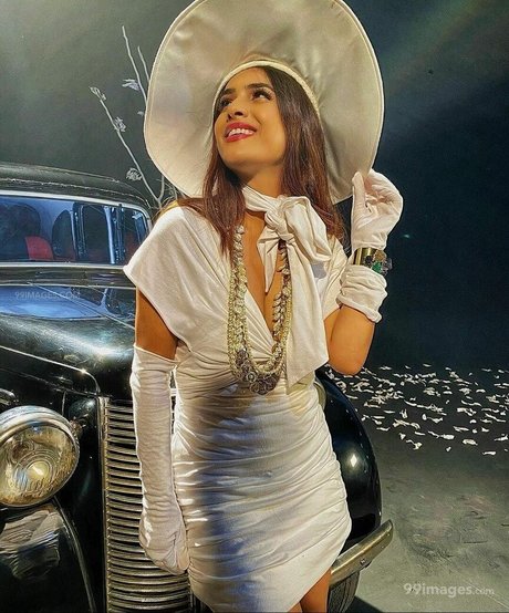 Neha Malik star nude pictures