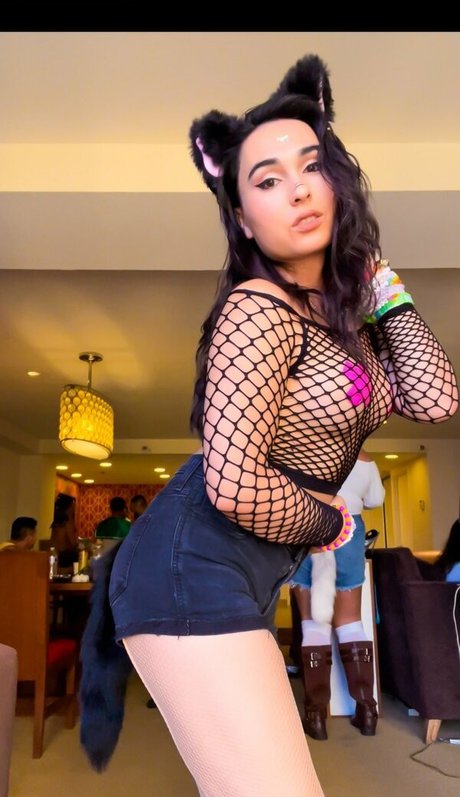 Ember Fiera model adult img