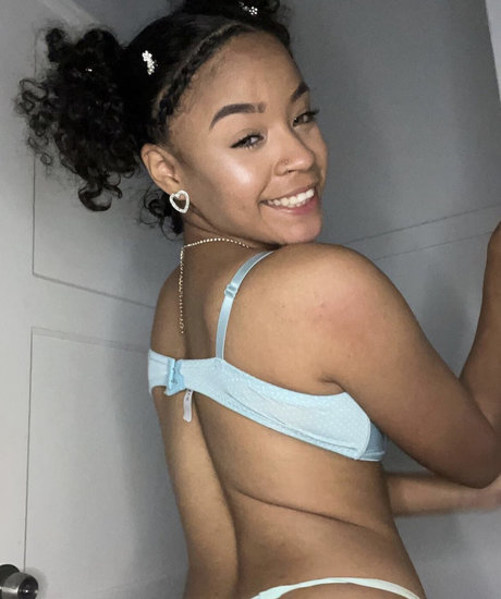 Lionesscave nude model pic