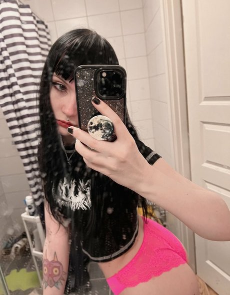 Messy model best photo