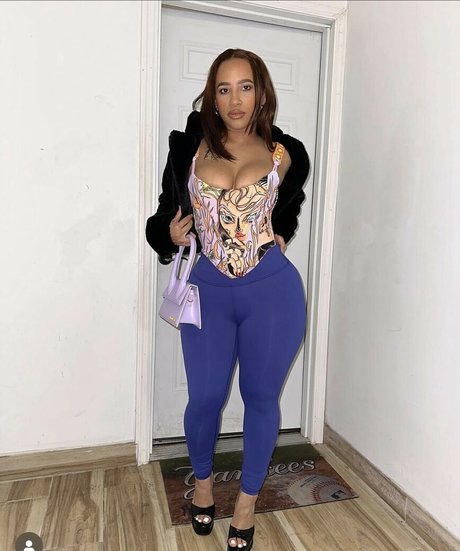 Carolinelloo model top galleries