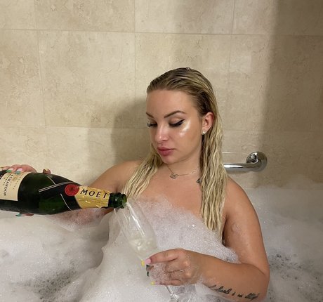 MiaNestiBaka free pornstar image