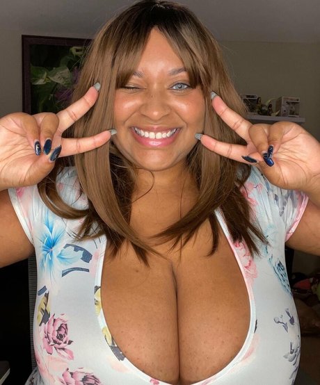 Unmaskedoppai xxx model image