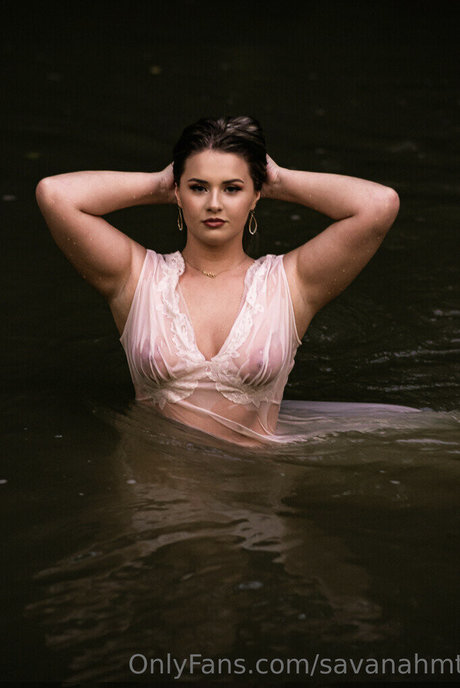 Savanah Thompson model free photo