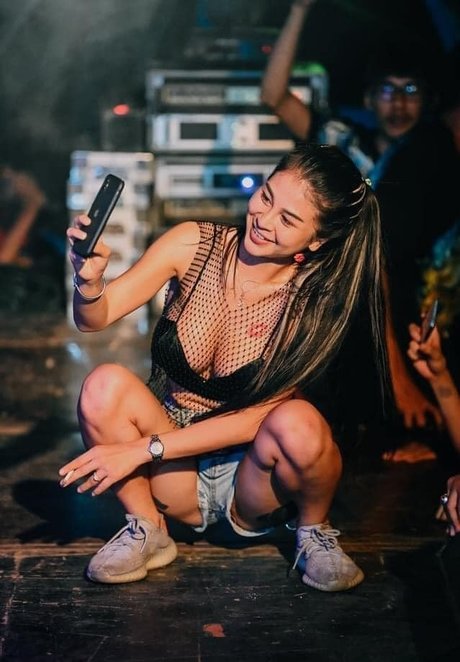 Oil Paphavee Chaimongkol sexy actress galleries