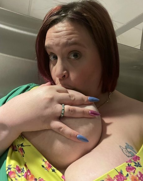 Juicy June art model pic