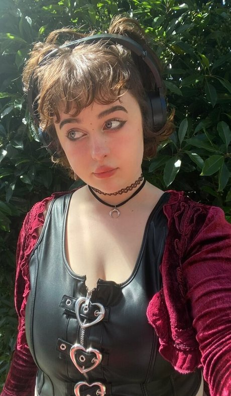 Milabloom erotic pornstar picture