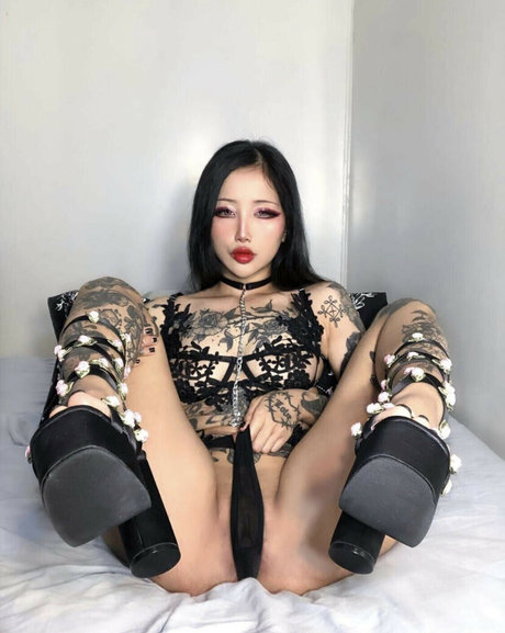 Yenny Zhao pornographic actress img