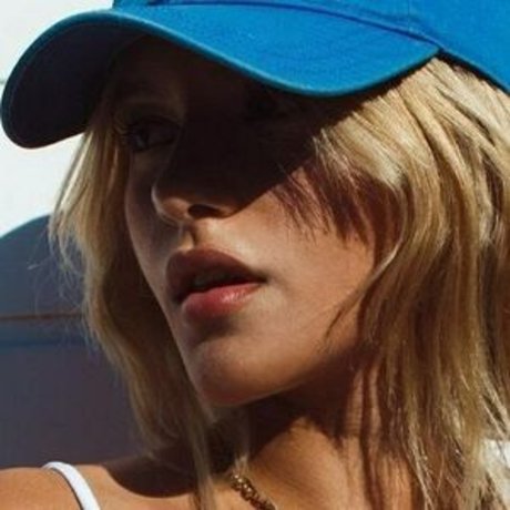 Sandri Oliveira model naked photo