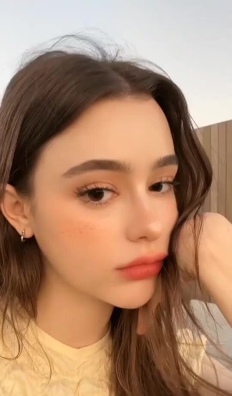 Dasha Tarab exclusive actress pics