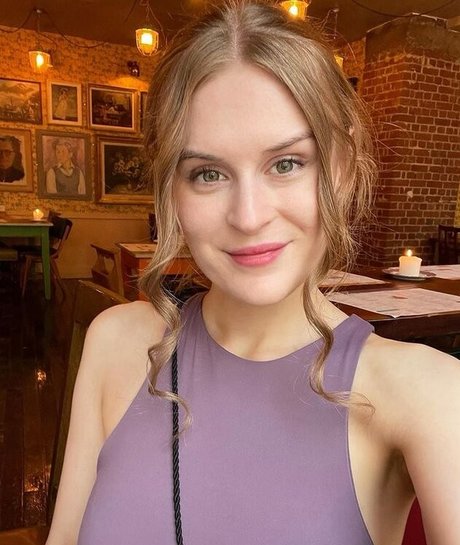 Becca ASMR star top photo