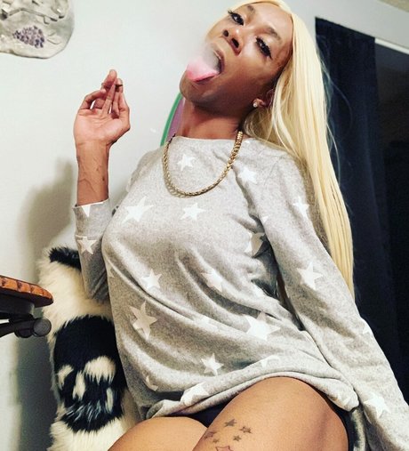 Capri Starr hot actress img