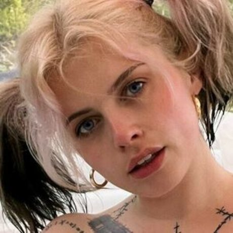 Miss Marilyn model adult photos