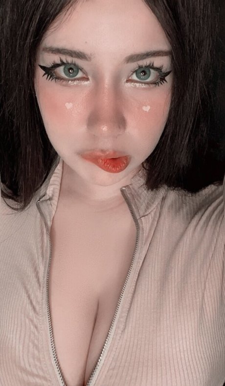 Shiny ASMR model hot pic