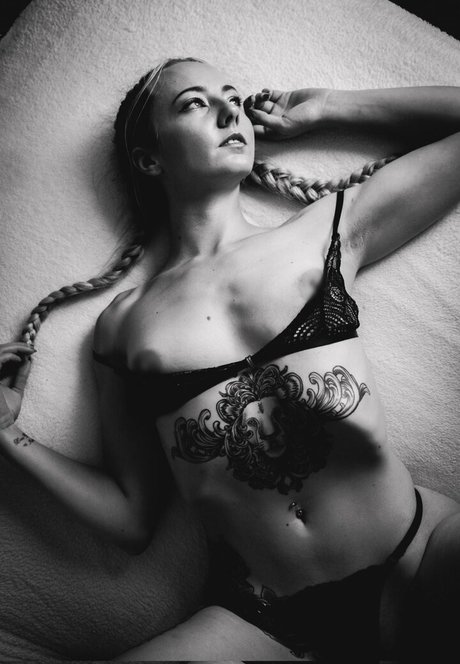 StarInTheMaking model hot picture