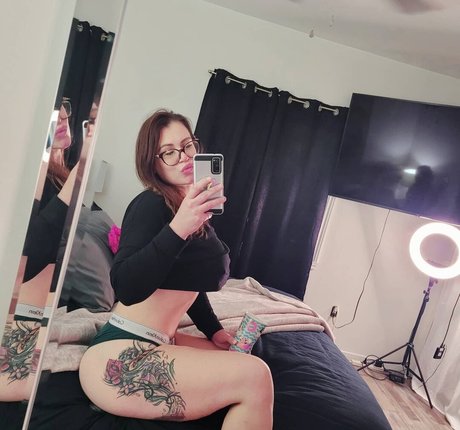 Sugar Krispy Kat star nudes pics