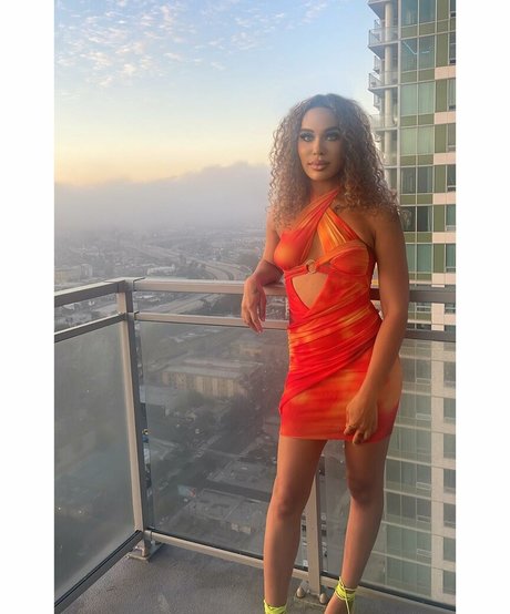 ThatThickPaige model sex photo