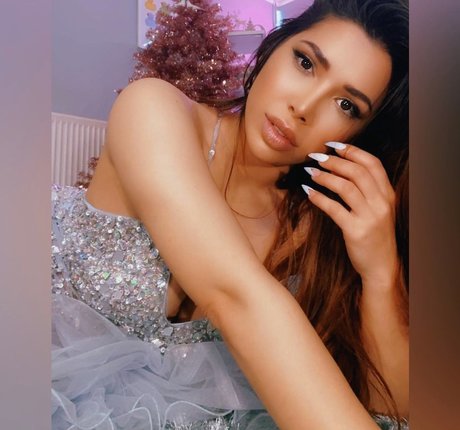 Mizz Ellaa ASMR nudes model pic