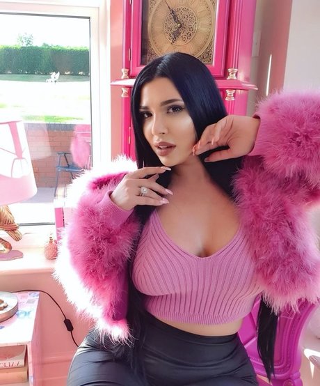 Mizz Ellaa ASMR model free pictures