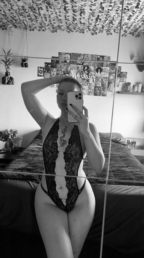 Ellie Summer beautiful actress pic