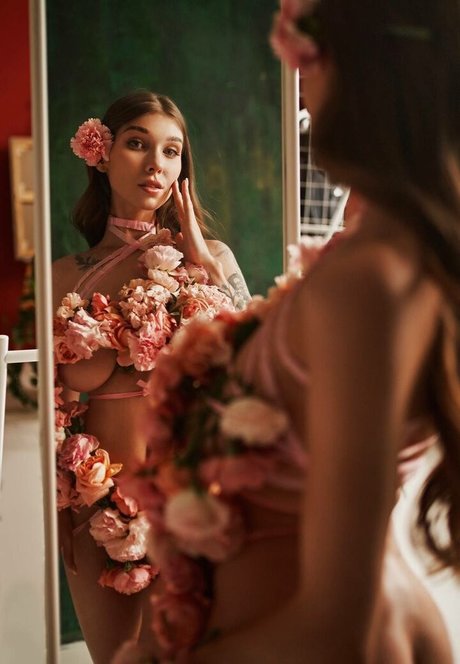 Rich Roxy pornstar erotic photos