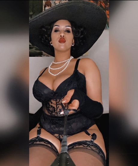 artsy doodle nude model pic