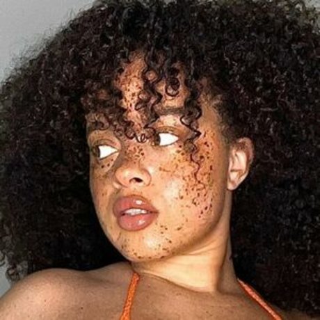 Tysorosey model hot image