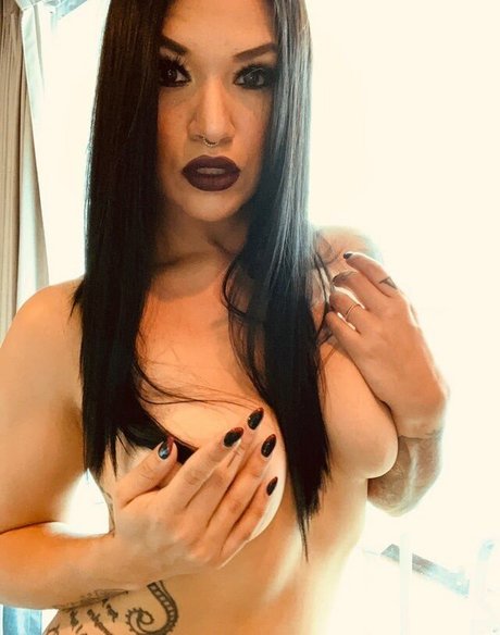 Shaul Guerrero model nude photo