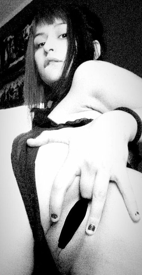 Sadlyxdust erotic actress image